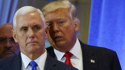 Donald Trump, em segundo plano, fala com Mike Pence.