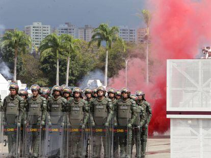 Um grupo de militares venezuelanos durante uma simulação de protestos em Caracas.