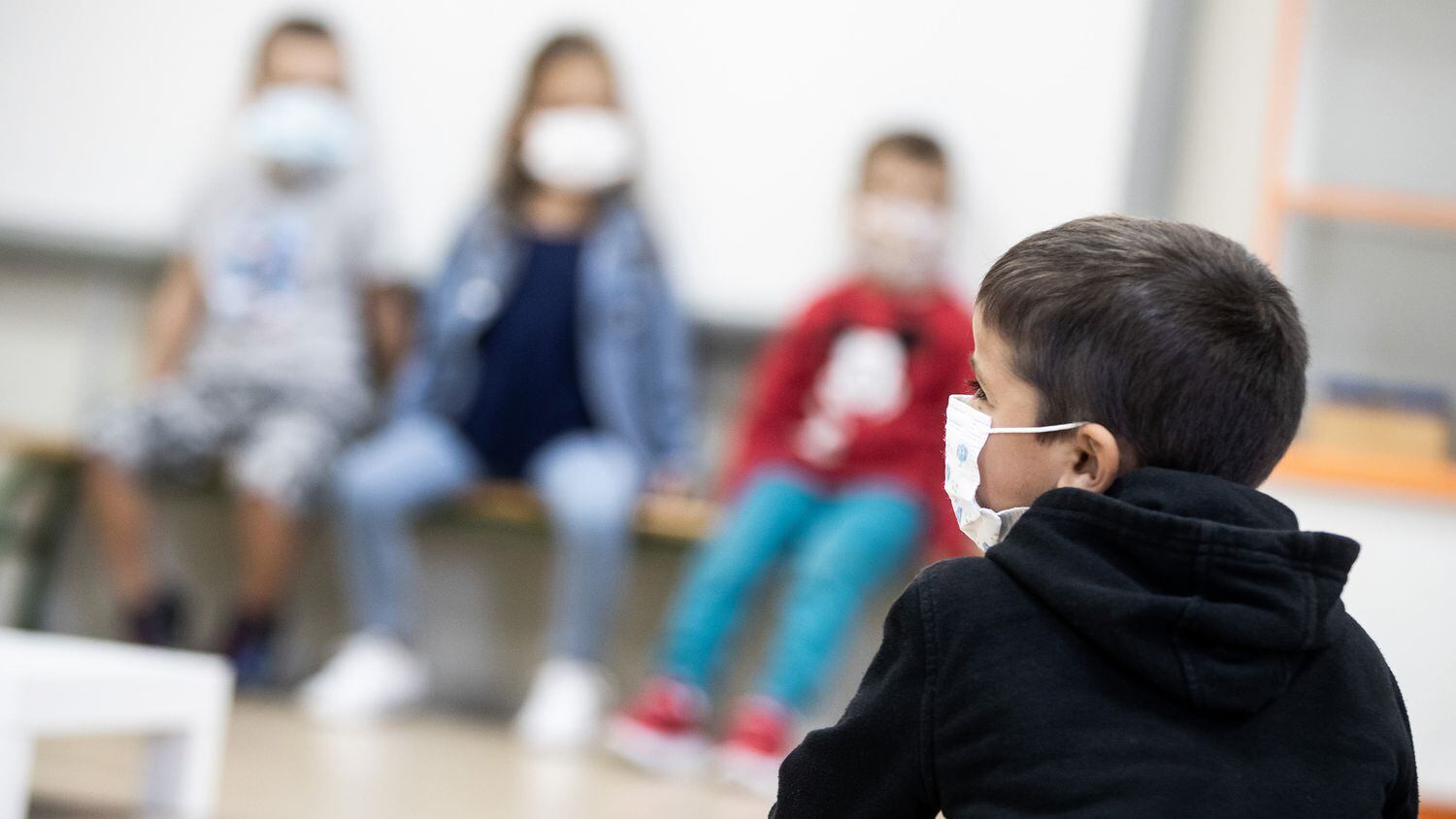 Alunos do colégio López Ferreiro de Santiago de Compostela assistem às primeiras aulas em setembro.