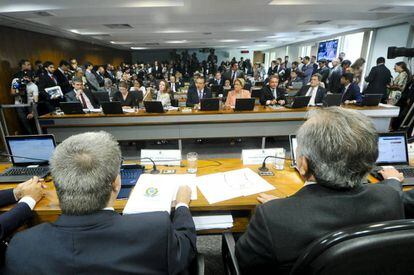 A comissão especial do impeachment de Dilma, nesta sexta-feira, dia em que o relatório de Antonio Anastasia (de costas, à esq.) foi aprovado.