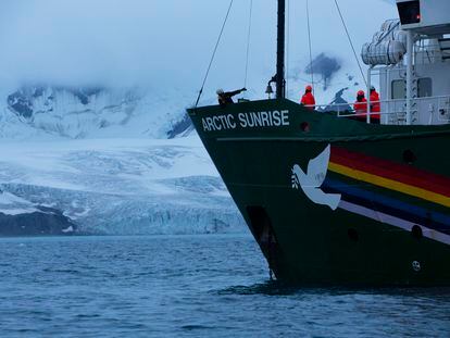 O navio Arctic Sunrise, na Antártida.