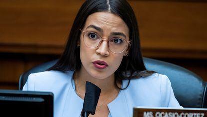 A deputada norte-americana Alexandria Ocasio-Cortez, do Partido Democrata, ao discursar em 24 de agosto.