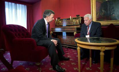 Juan Manuel Santos, presidente de Colômbia (à esq.), com Felipe González, ex-presidente espanhol, nesta segunda-feira, em Madri.
