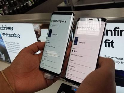 Consumidor compara um Galaxy S8 normal, à esquerda, com outro de tons avermelhados na tela.