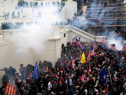 Agentes da polícia jogam gases lacrimogêneos para dispersar os seguidores de Trump durante a invasão do Capitólio.