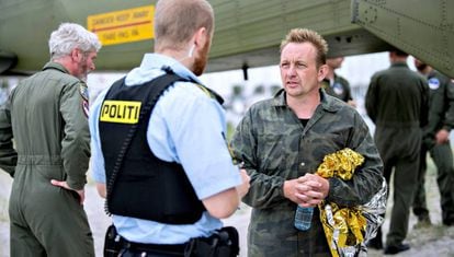 Peter Madsen, com a polícia, após ser resgatado.