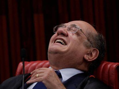 O ministro Gilmar Mendes ri durante sessão no TSE que julgou a chapa Dilma-Temer