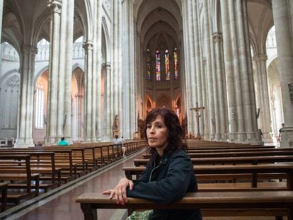 Julieta Añazco, sobrevivente de abuso sexual eclesiástico em sua infância, na catedral de La Plata