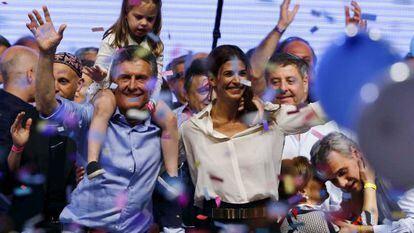 Mauricio Macri, com sua filha Antonia sobre seus ombros e sua esposa, Juliana Awada, celebram sua vitória no segundo turno das eleições da Argentina no último domingo, em Buenos Aires.
