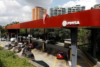 Filas de carros em um posto de gasolina de Caracas, em novembro.
