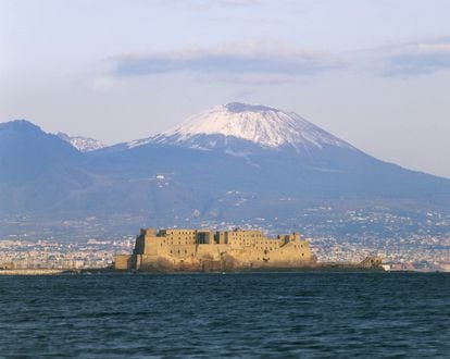 O Vesúvio visto de Nápoles.