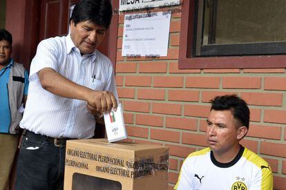 O presidente de Bolívia, Evo Morales, vota neste domingo.