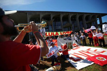 Apoiadores do ex-presidente Lula protestam nesta segunda-feira contra Sergio Moro em frente ao Ministério da Justiça, em Brasília.