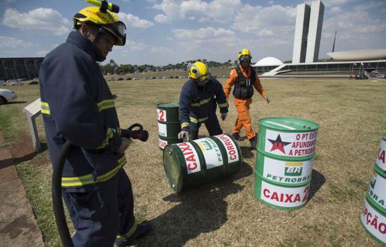 Polícia recolhe barris deixados em frente ao Congresso em setembro.