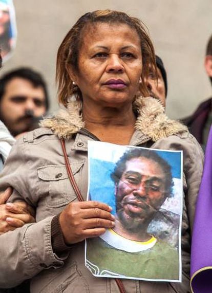 Aristides Santana, empregada doméstica, com a foto do filho assassinado