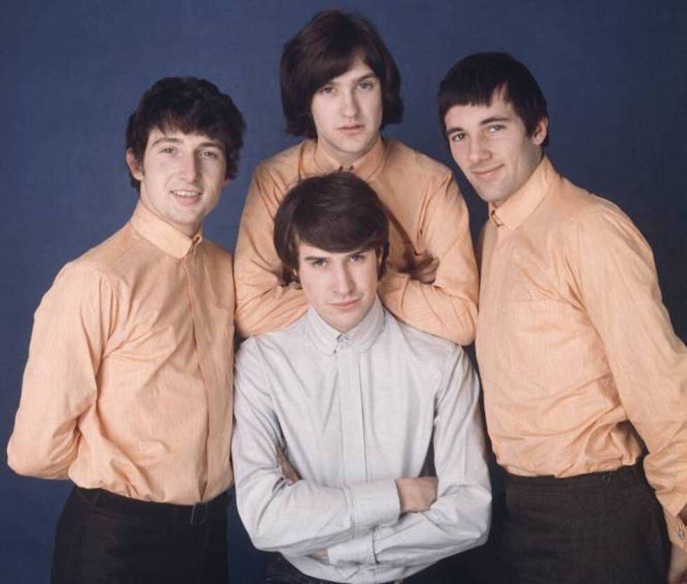 Por mais que Dave Davies se empenhe, desde os anos sessenta já havia um líder. Quem veste a camisa de cor diferente do restante nessa imagem? Sim, Ray Davies.