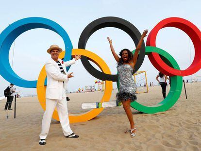 Performance frente os aros olímpicos instalados na praia de Copacabana.