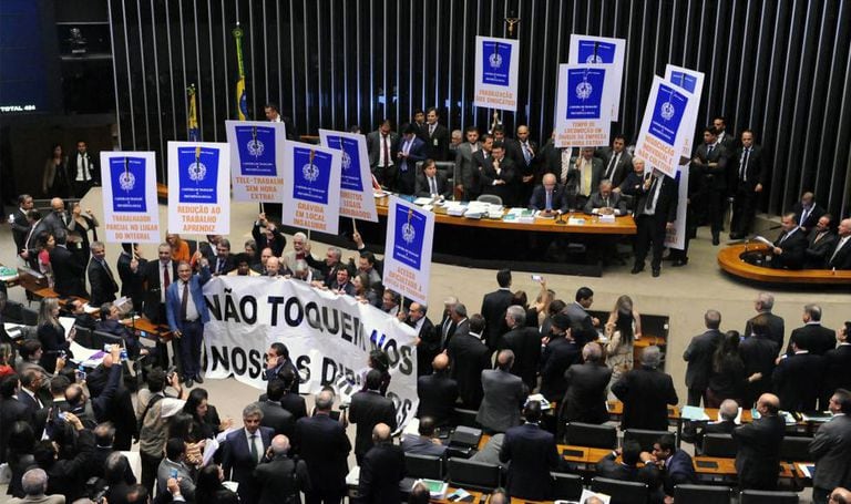 Deputados da oposição protestam contra a reforma trabalhista no plenário.