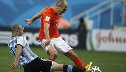 Robben briga pela bola contra Mascherano em uma partida da Copa.