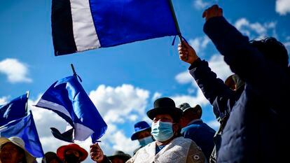 Seguidores do MAS comemoram a vitória de Luis Arce na cidade de El Alto, em 19 de outubro.