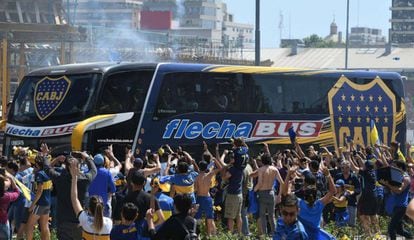 Ônibus do Boca Juniors foi atacado por torcedores do River no Monumental.