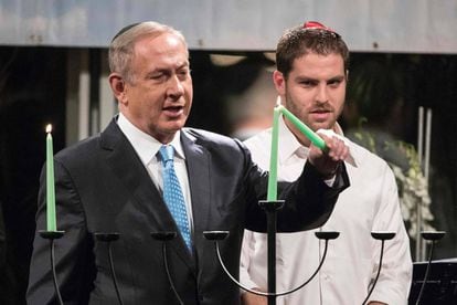 Netanyahu acende uma vela do candelabro da festa de Chanucá.