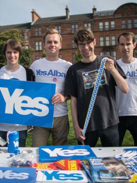 Membros do Generation Yes, um grupo de jovens independentistas, no sábado em Glasgow.