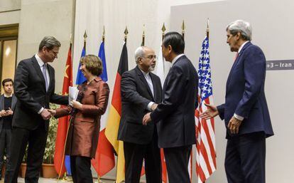 Os ministros de Assuntos Exteriores se cumprimentam após acordo sobre o programa nuclear do Irã.