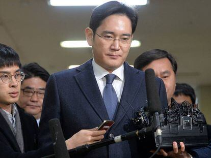 Lee Jae-yong, herdeiro da Samsung, um dia antes de sua prisão, em Seul, na quinta-feira, cercado de jornalistas.