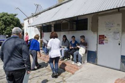 Os pacientes oncológicos do Meléndez aguardam sua vez na intempérie.