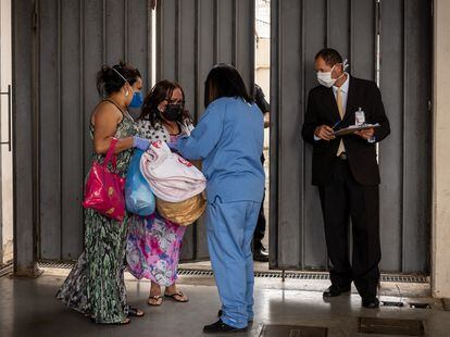 Adriana e a mãe, Conceição de Maria, de 56 anos, que recebeu alta nesta quinta-feira, 14 de maio, do Hospital de Campanha do Pacaembu, na região central de São Paulo.