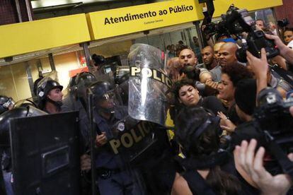 Policiais e manifestantes no protesto no dia 27, em S&atilde;o Paulo.