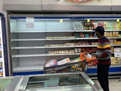 Um cliente passa em frente a um frigorífico do qual foram retirados os produtos franceses em um supermercado do Kuwait, na segunda-feira.