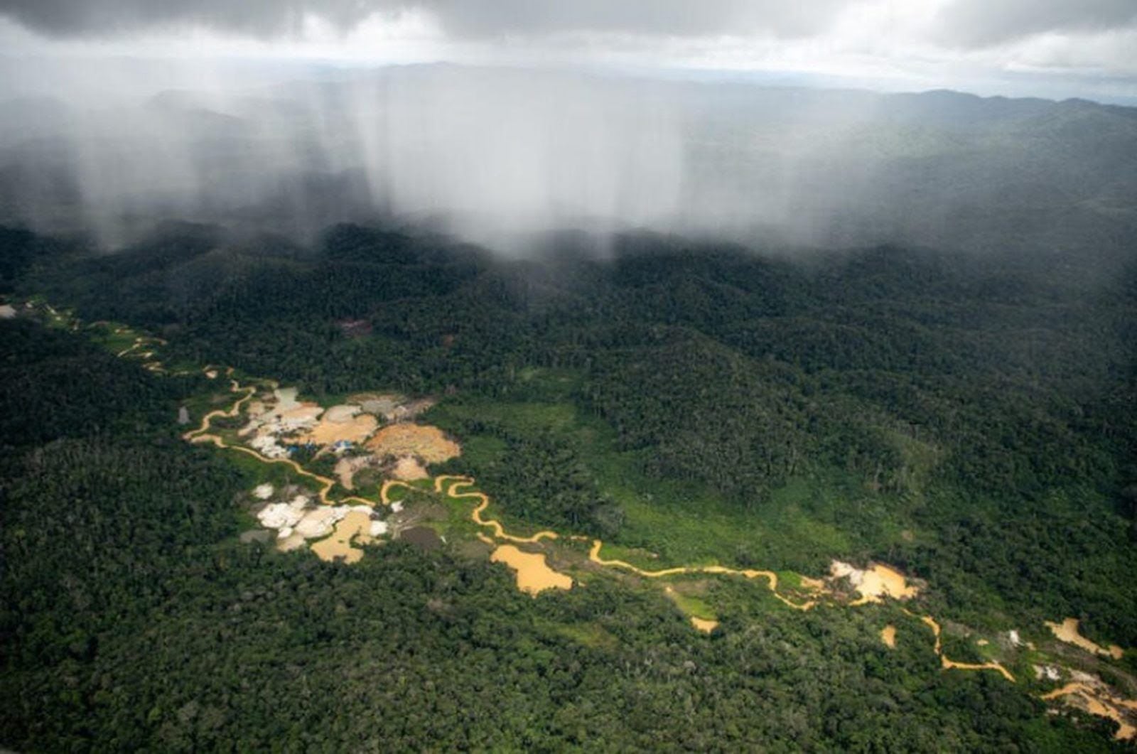 Sobrevoo registra áreas de garimpos ilegais dentro da TI Yanomami, em Roraima, em abril de 2021.