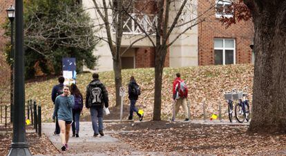Estudantes caminham pelo campus da Universidade de Virginia, onde uma estudante relatou ter sofrido um estupro coletivo.