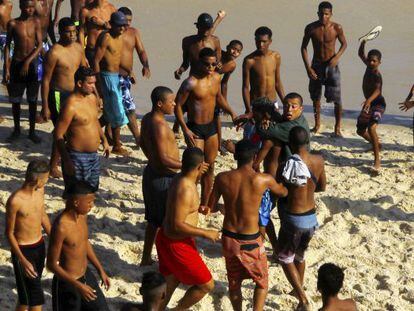 Homem imobiliza suspeito de assalto em praia do Rio, no dia 20 de setembro, mas banhistas reagem.