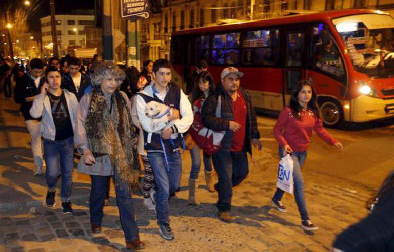 Chilenos caminham para zonas mais elevadas da cidade de Valparaíso devido ao alerta de tsunami.