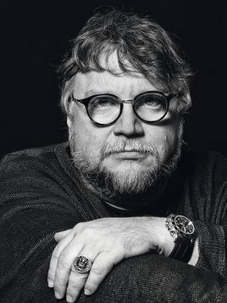 Guillermo del Toro, fotografado com exclusividade para ICON, com jeito de não estar pensando em monstros que sofrem e em criaturas de aspecto ameaçador, mas ultrassensíveis.