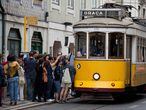 Un grupo de viajeros se agolpa para tomar el tranvía en una calle de Lisboa.
