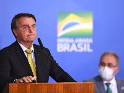 Bolsonaro com o ministro da Saúde, Marcelo Queiroga, ao fundo.