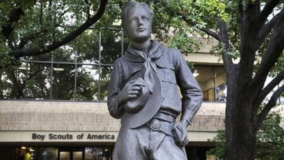 Estátua de um membro dos Boy Scouts em sua sede de Irving, no Texas.