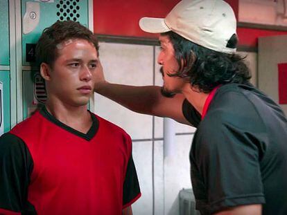 Santiago sofre assédio do treinador no seriado da Globo.