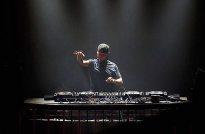 O DJ Avicii, morto em abril, durante um concerto em 2016, em San Francisco, Califórnia.