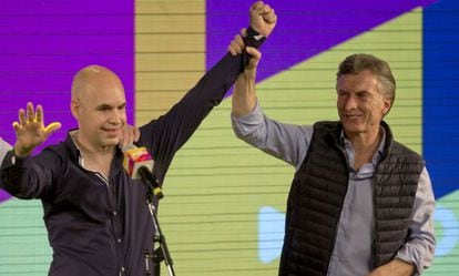 Horacio Rodriguez Larreta ao lado de Mauricio Macri (direita).