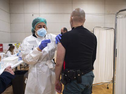 Profissional da saúde aplica a vacina da AstraZeneca em um agente da Guarda Civil em Cartagena (Espanha), em 9 de março.
