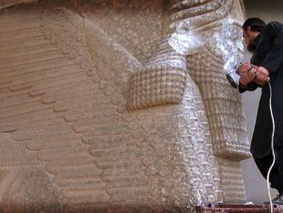 Terrorista do Estado Islâmico destrói estátua em Nínive.