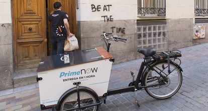 Um entregador do sistema Prime Now da Amazon