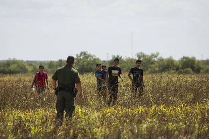 Agente da Polícia de Fronteira prende imigrantes sem documentos na fronteira com os EUA.