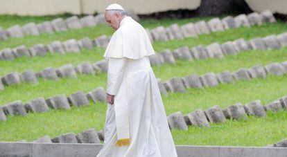 O papa Francisco no cemitério de Fogliano Redipuglia.
