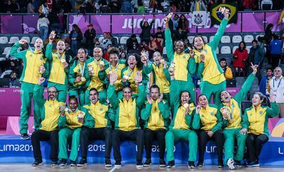 Atletas brasileiras celebram medalha de ouro nos jogos Pan-Americanos.